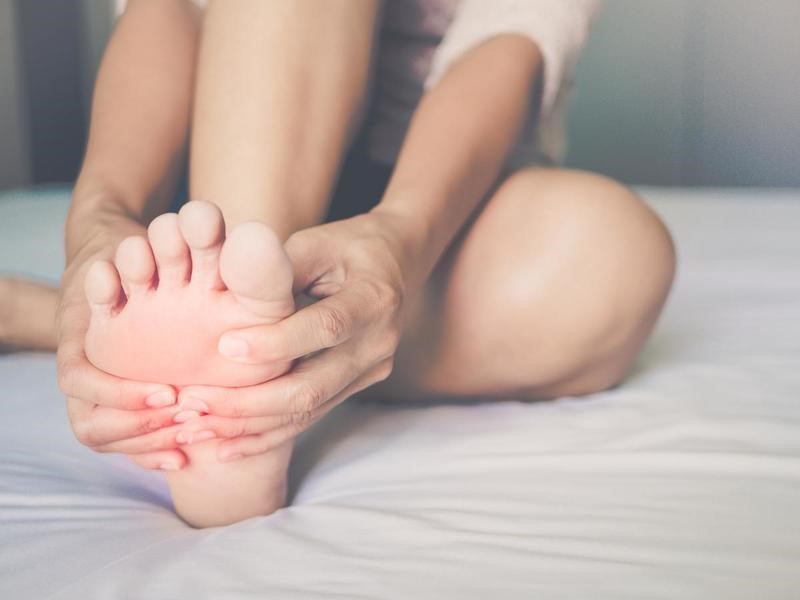 tê tay chân khi ngủ là bệnh gì